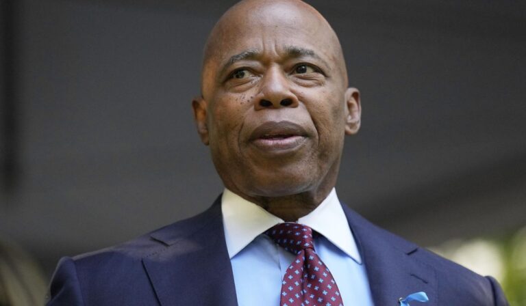 Adams señala a zohran mamdani como el mayor desafío para