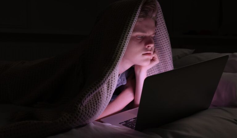 Adolescentes buscan conexiones íntimas con compañeros de ia, revela informe