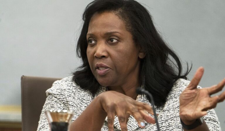 Fed y ex líderes del tesoro defienden permanencia de lisa cook