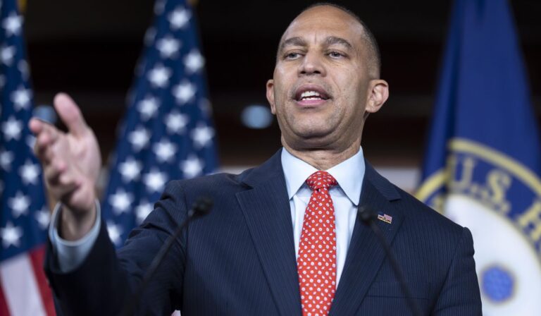 Hakeem jeffries critica la lista de objetivos de dhs contra
