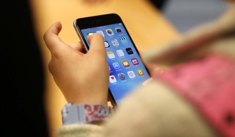 Investigación sobre el vínculo entre niños, adolescentes y compañeros de IA Investigación sobre el vínculo entre niños, adolescentes y compañeros de