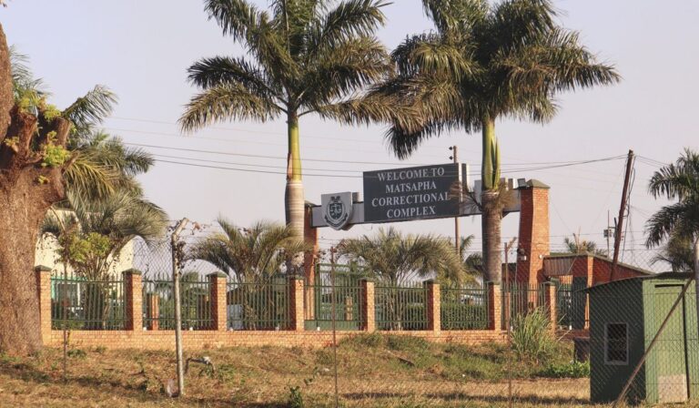 Jamaicano deportado de ee. uu. regresa a casa desde eswatini