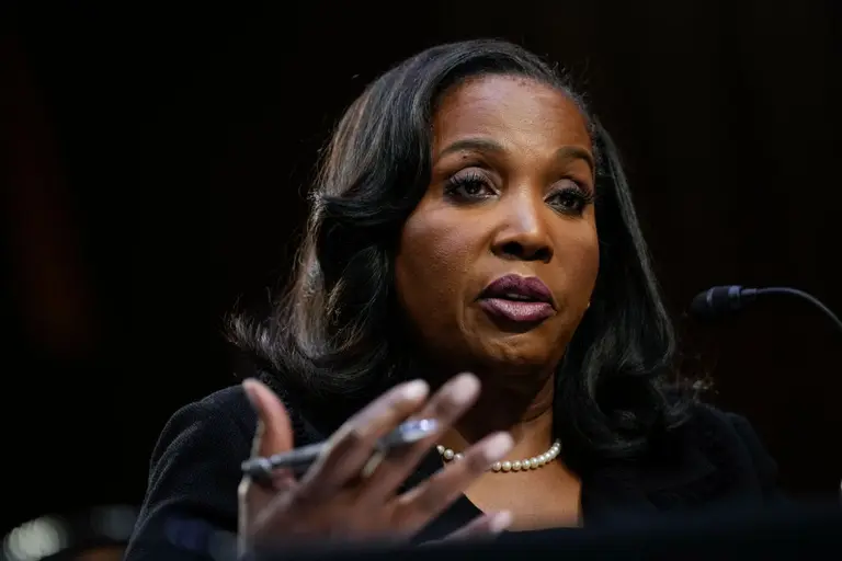 Jueza frena despido de Lisa Cook del consejo de la Fed por decisión de Trump Jueza frena despido de lisa cook del consejo de la