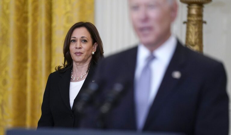 Kamala harris critica a biden por su ambición de un