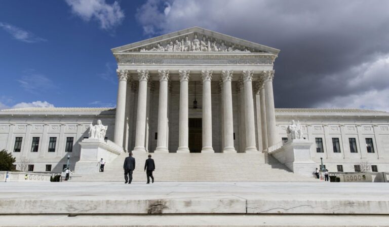 Madre impugna la ley de vacunación obligatoria en el supremo