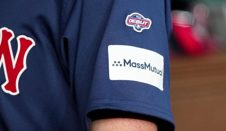 Parche de patrocinios en camisetas escolares podría generar millones, pero