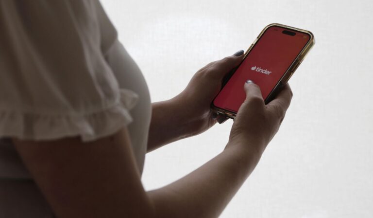 Senadores exigen a empresa de tinder y match.com mayor acción