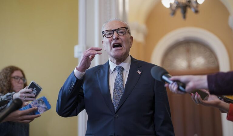 Senadores republicanos rechazan propuesta de schumer y detienen liberación de