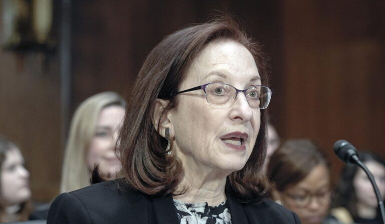 Tribunal repone al jefe de la oficina de derechos de