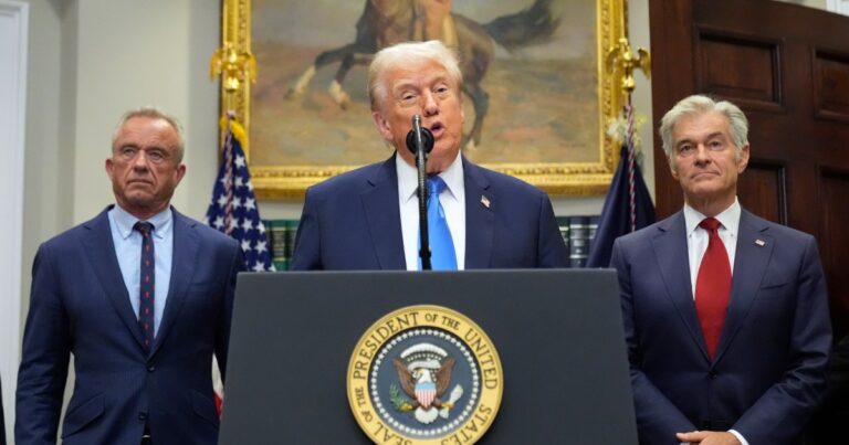 Trump aconseja a embarazadas evitar tylenol por posible riesgo de