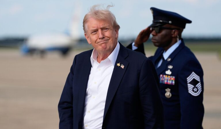 Trump busca respaldar restricciones a la ciudadanía por nacimiento en