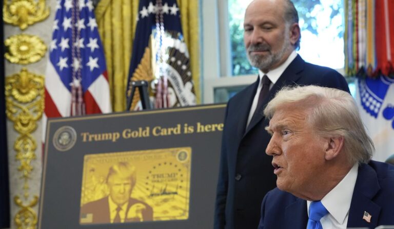 Trump presenta la tarjeta dorada de un millón de dólares