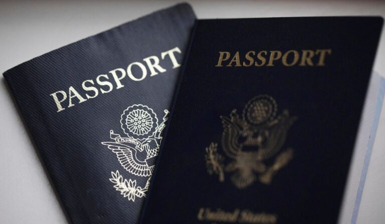 Trump solicita a la corte suprema que bloquee pasaportes de