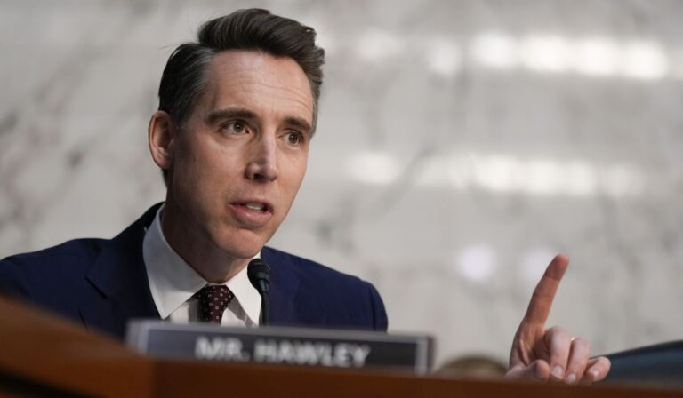 Conflicto entre josh hawley y exasesor de biden sobre el