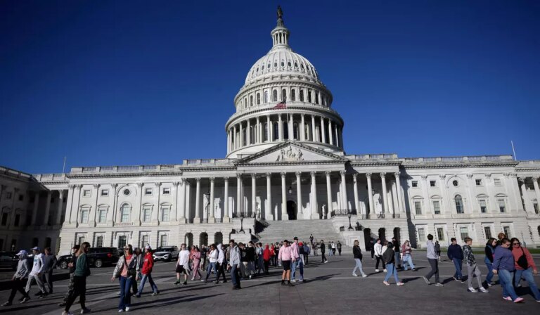 Demócratas buscan conquistar a votantes de alaska con pastor progresista