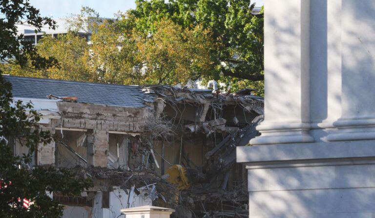 Demolición del ala este pave el camino para un nuevo