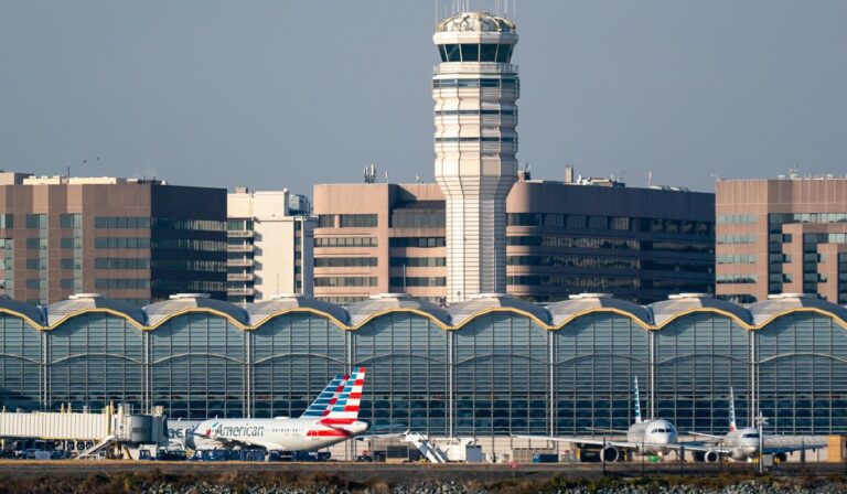 Falta de personal en reagan national complica vuelos de senadores