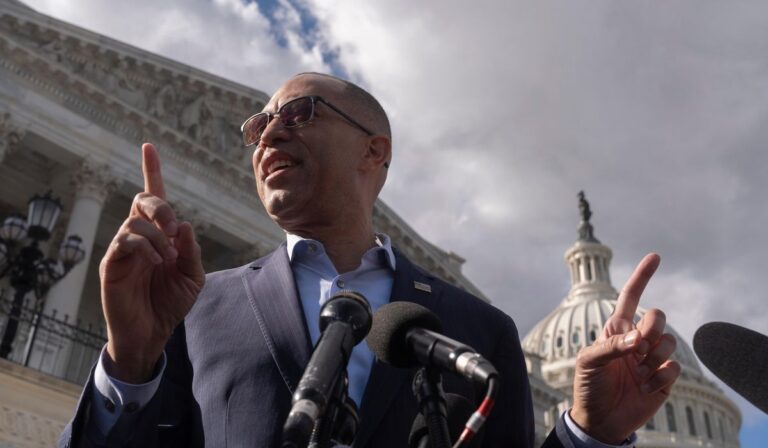 Hakeem jeffries reta a johnson a debatir sobre el cierre