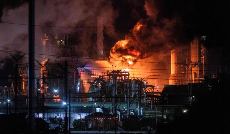 Incendio descomunal en refinería de chevron cerca de los Ángeles