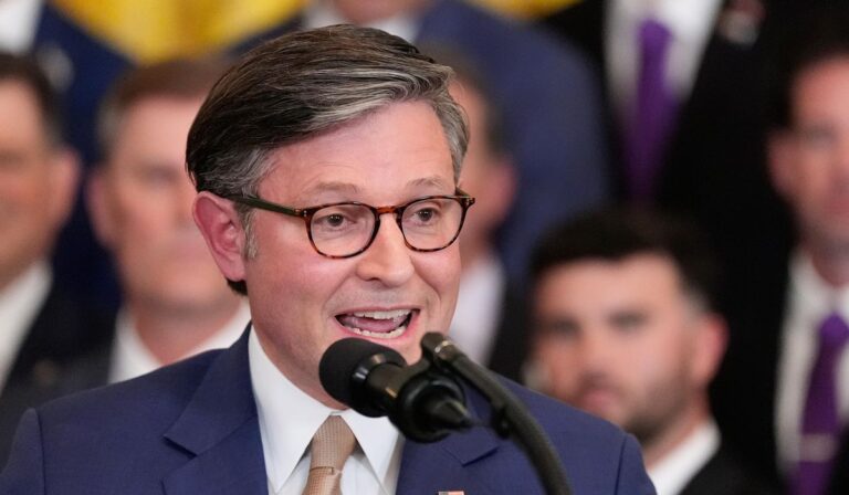 Johnson se compromete a facilitar la publicación de los archivos