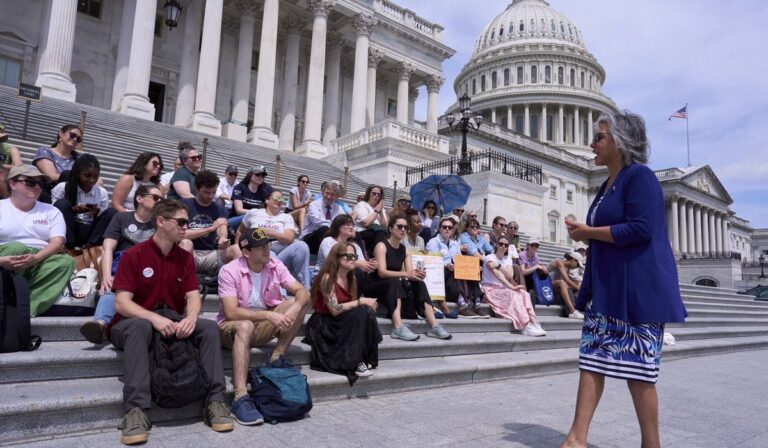 Ricos suburbios blancos lideran el desempleo en el área de D.C. tras despidos de Trump Ricos suburbios blancos lideran el desempleo en el área de