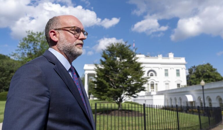 Trump se reunirá con russ vought para reducir agencias demócratas