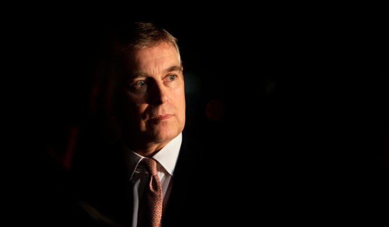 Un escándalo más aleja a príncipe andrés de la familia