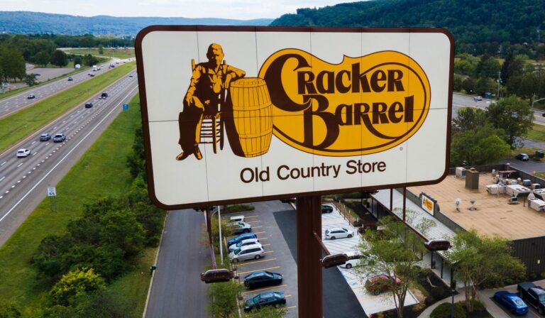 Accionistas de Cracker Barrel respaldan al CEO a pesar de