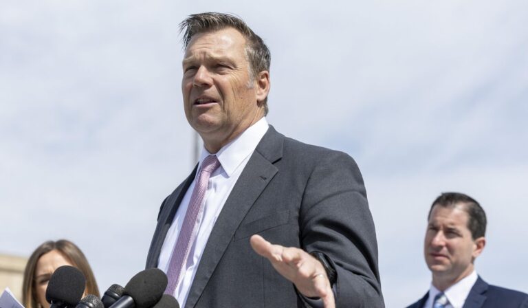 Alcalde de Kansas enfrentará cargos por votar ilegalmente como no