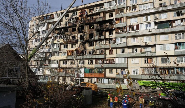 Ataque ruso en Kyiv deja cinco muertos y más de