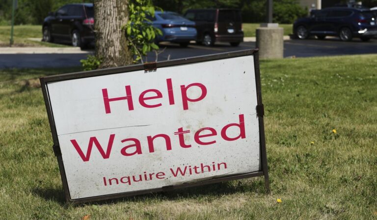 Aumento del trabajo múltiple para combatir la inflación y los