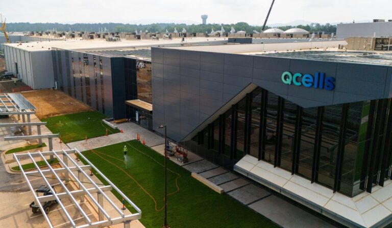 Empresa surcoreana de energía solar reduce salarios y horas a