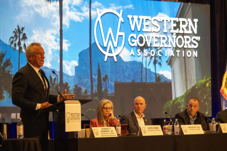 Gobernadores del Oeste se reúnen con funcionarios de Trump sobre