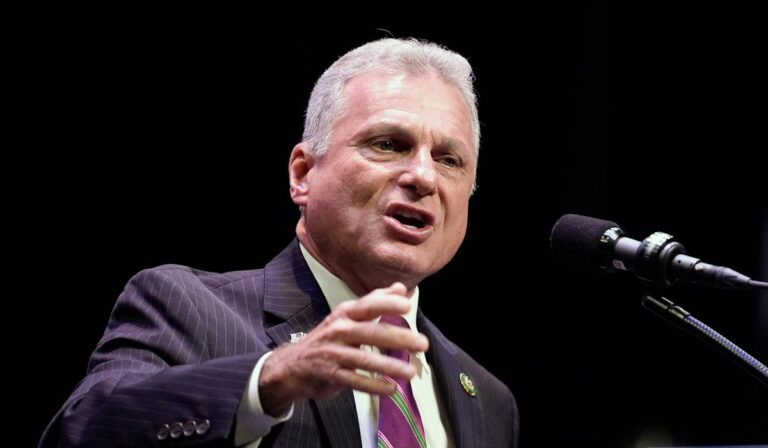 Investigación federal sobre políticas de atletas trans en colegios junior