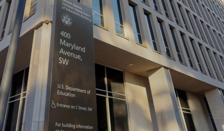 Juez impide a agencias federales usar correos para culpar a