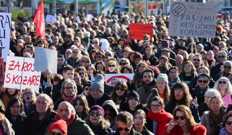 Miles de personas protestan contra el auge de la extrema
