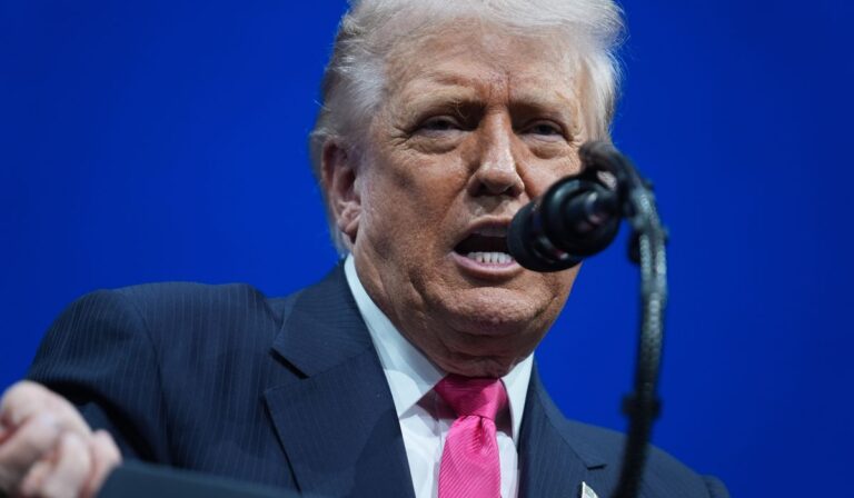 Trump propone importar expertos para capacitar a estadounidenses en la