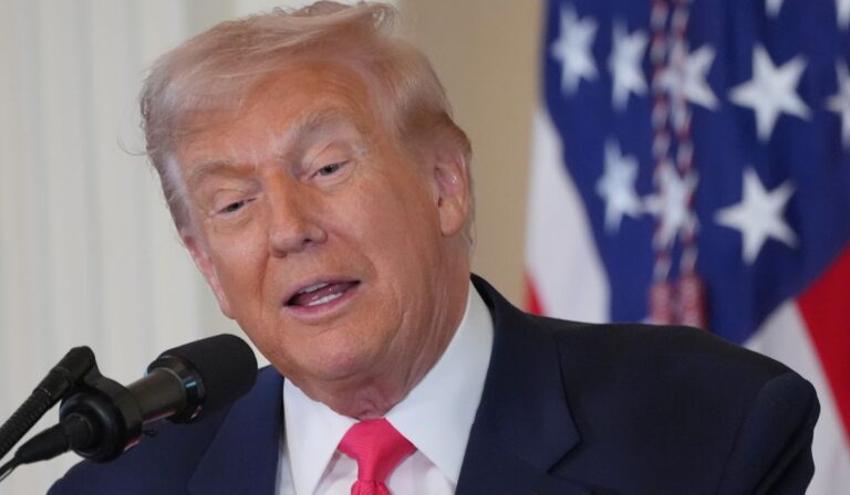 Trump reduce aranceles en alimentos y críticos afirman que es