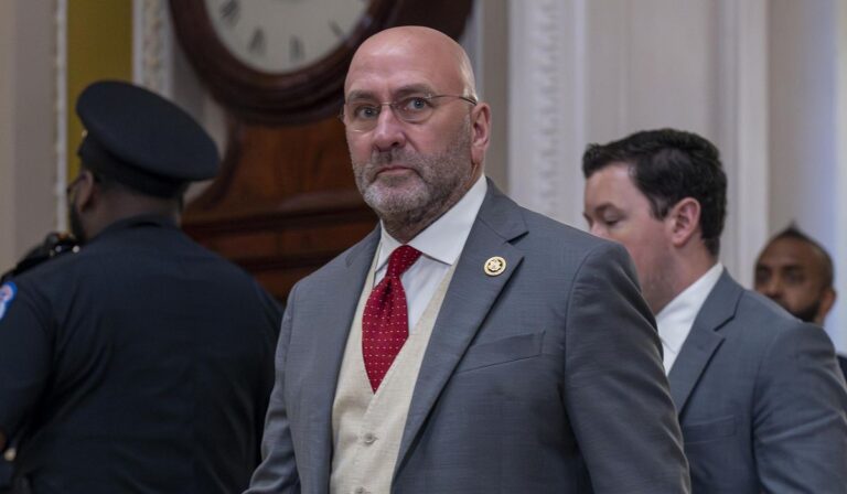 Un vistazo a Clay Higgins, el único miembro de la