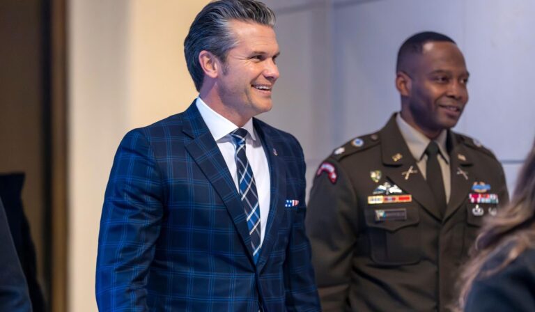 Almirante de la Armada se despide y presenta informe sobre