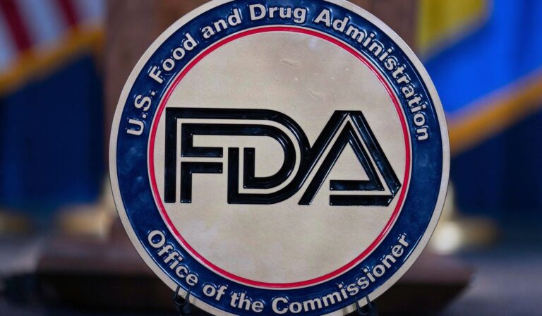 Antiguos líderes de la FDA critican a la actual jefa