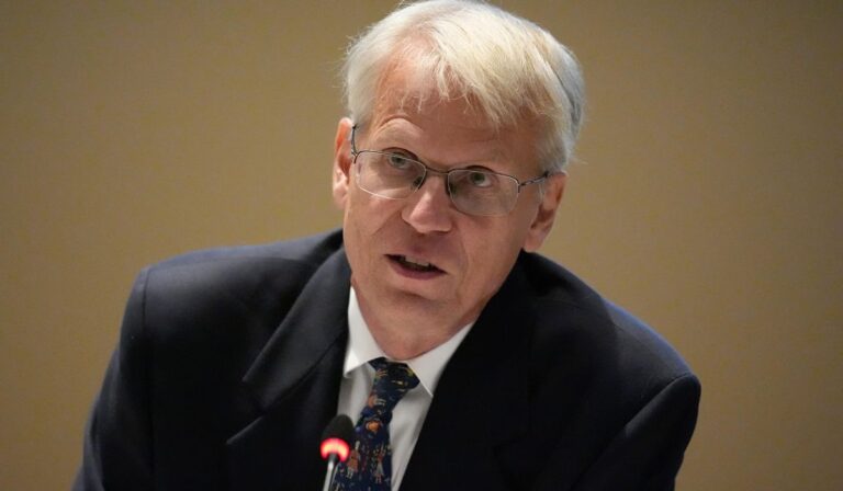 Cambio en el liderazgo del comité de vacunas: Kulldorff se