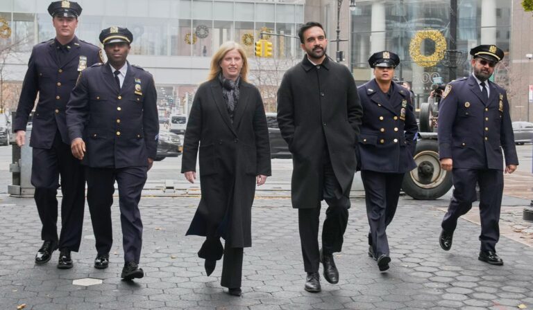 Nueva York elige nuevo alcalde y nombra autor de The End of Policing en su equipo de transición Nueva York elige nuevo alcalde y nombra autor de The