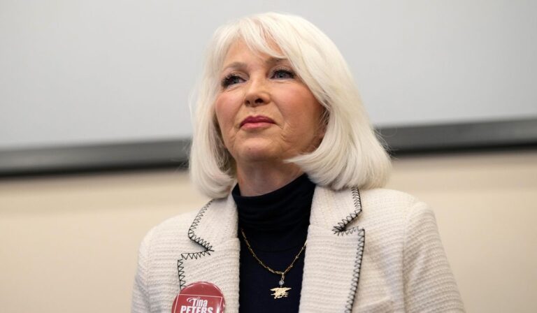 Tina Peters, ex funcionaria de Colorado, seguirá en prisión tras