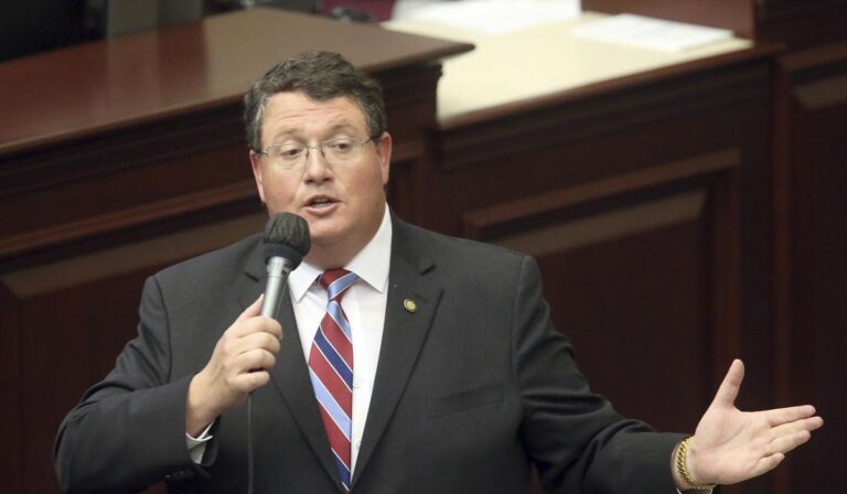 Demócratas critican fuertemente a Randy Fine por burlarse de las creencias islámicas sobre los perros