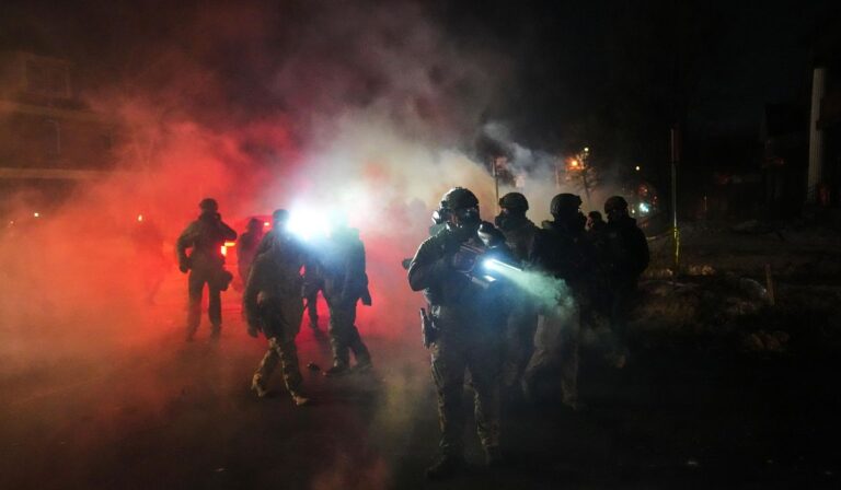 Trump considera activar la Ley de Insurrección para frenar las protestas en Minneapolis