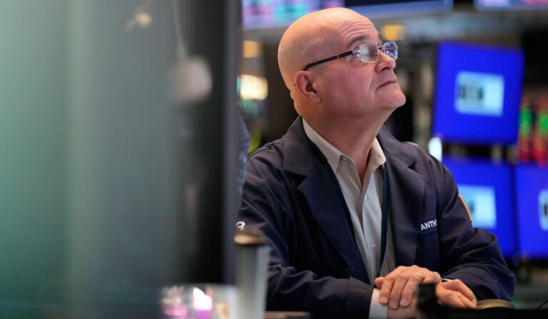 Precios del petróleo se estabilizan mientras Wall Street mantiene su rumbo